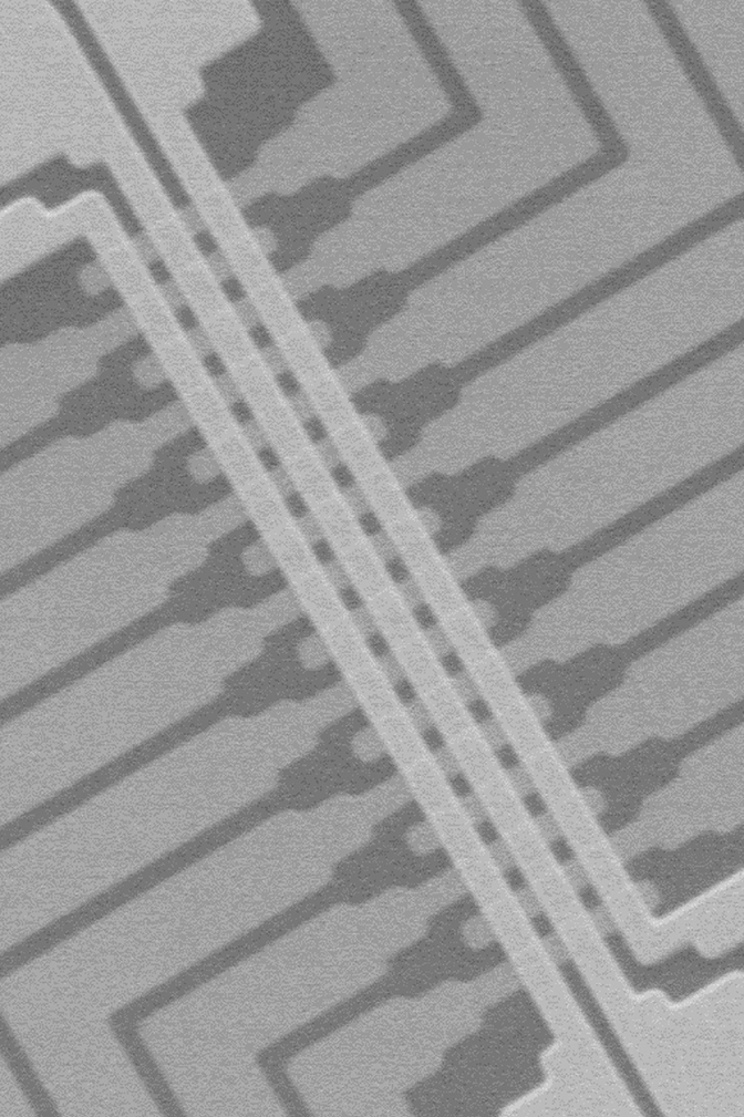 A grayscale image of a connection in a circuit.