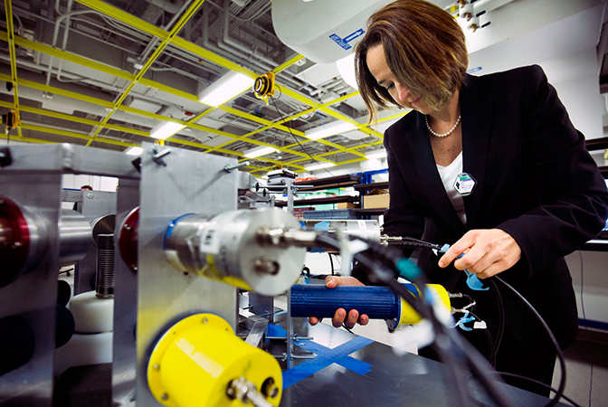 image of sara pozzi running a sample on plutonium and uranium detector in nuclear engineering lab