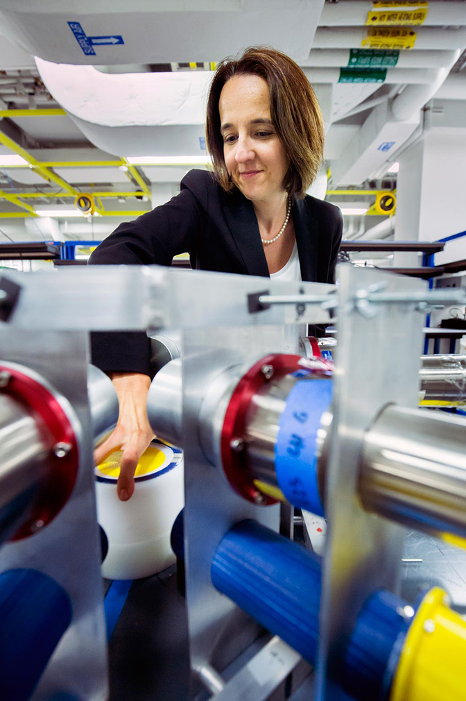 Image of Sara Pozzi adjusting a scintillator-based detector