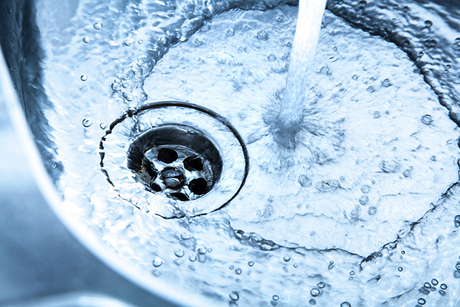 A kitchen sink with running water.