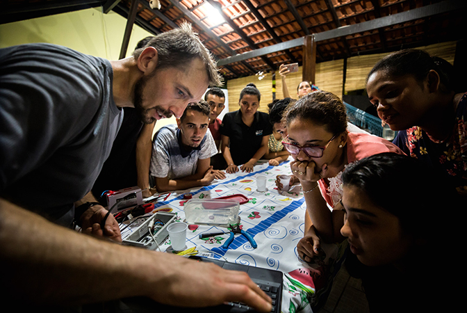 Image of Valeriy Ivanov explaining team's research project to a group of students at UFOPA’s Santarem campus.