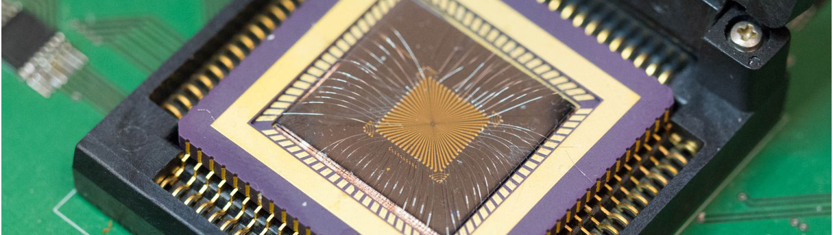 The memristor chip that powers the new reservoir computing system. Photo: Wei Lu.
