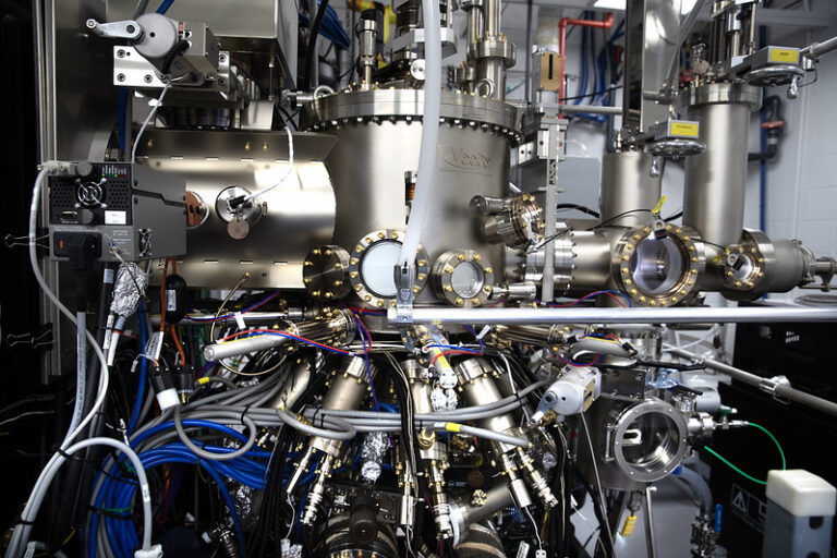 New kind of transistor could shrink communications devices on