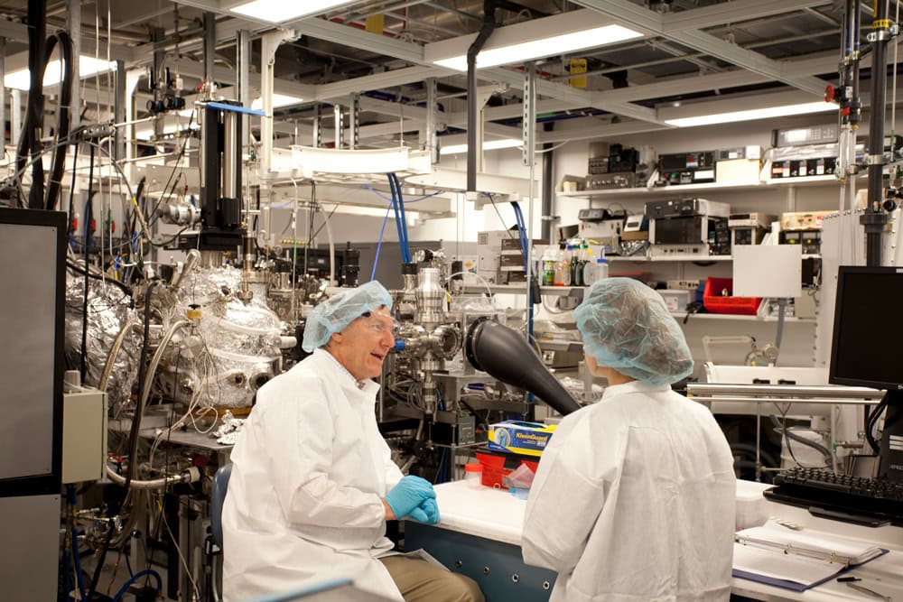 Two scientists work in a laboratory.