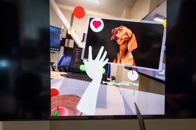 This digital hand enables hands-free virtual reality